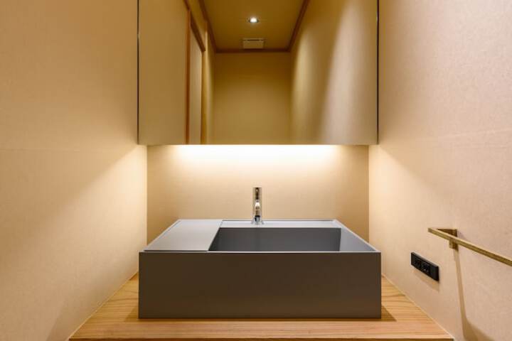 Room 10 of 83