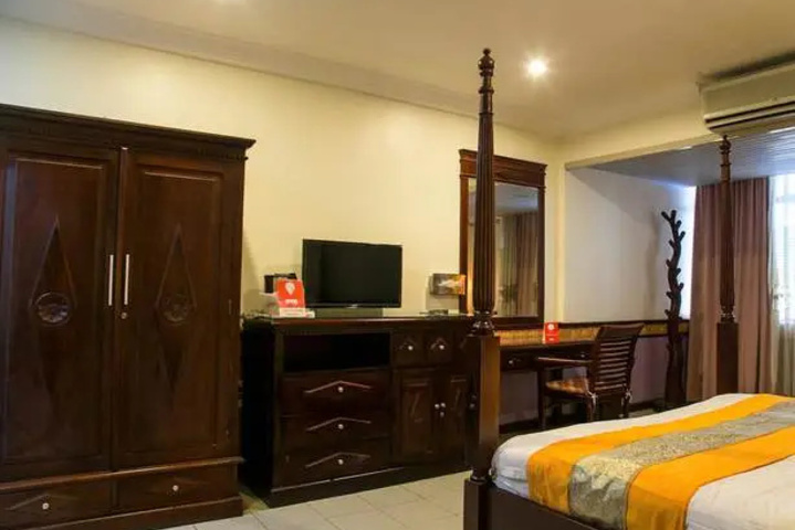 Room 4 of 12