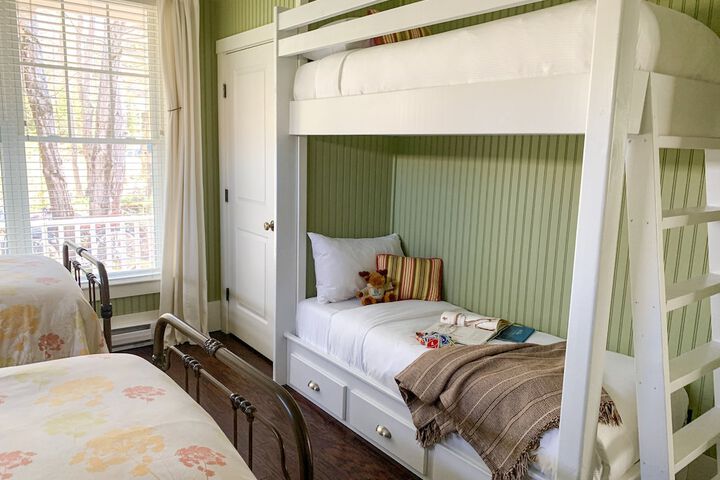 Room 37 of 142