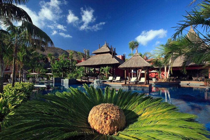 Hotel with Pool