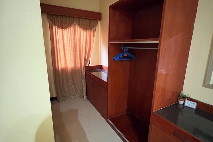 Room 10 of 31