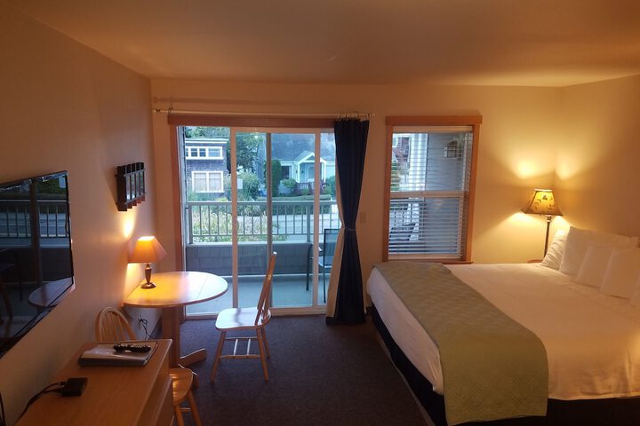 Sea Breeze Court in Cannon Beach, OR