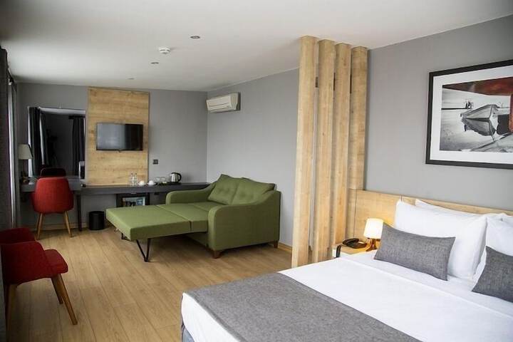 Room 10 of 28