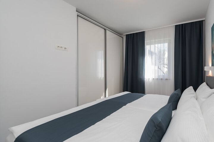Room 16 of 38