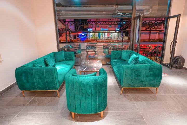 Lounge 52 of 58