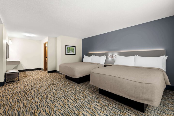 2 Queen Accessible Bathtub First Floor Microwave, Refrigerator WiFi Continental Breakfast (6 of 14)