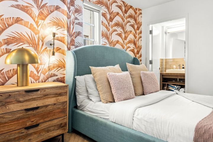 Modern Superior 2 Queen Beds (20 of 40)