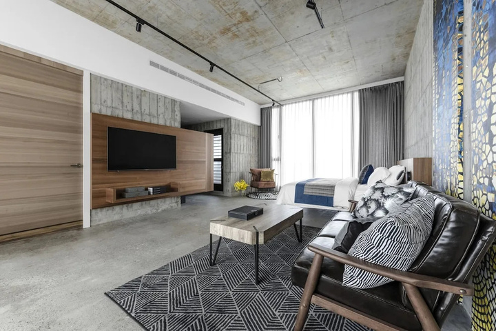Room 6 of 16