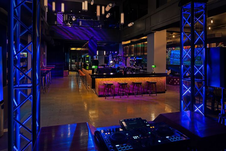 Lounge 54 of 83