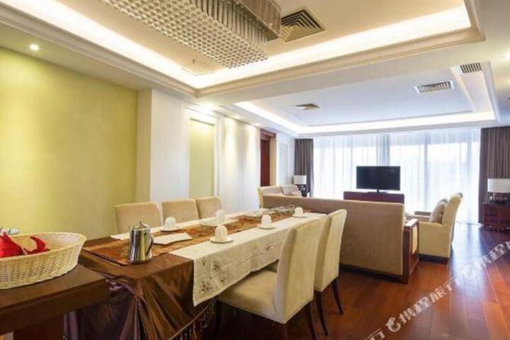 Xinjiang Plaza Holiday Hotel
