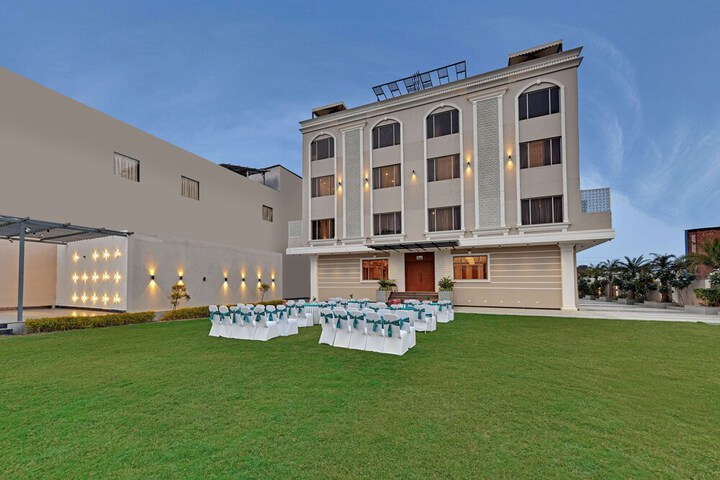 Hotel Exterior 32 of 33