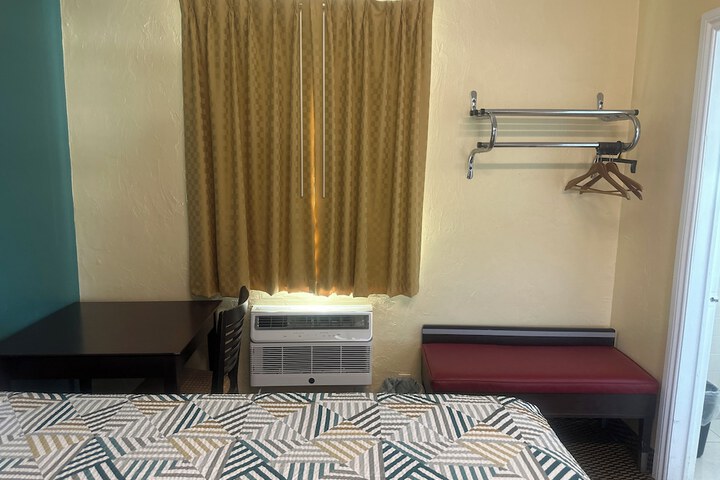Standard Double Room (10 of 10)