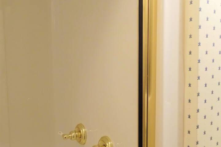 Room 27 of 96