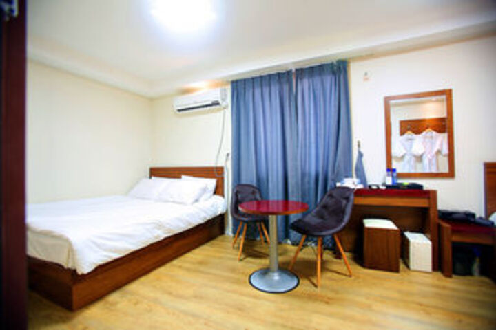 Room 5 of 18