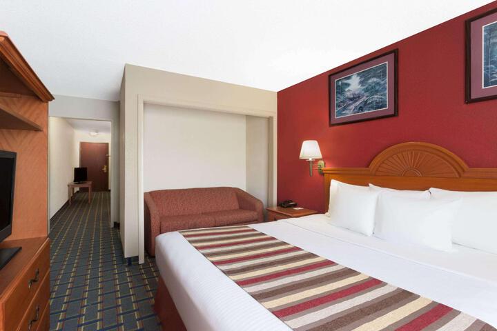 1 King Bed (5 of 9)