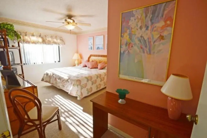 Room 4 of 12