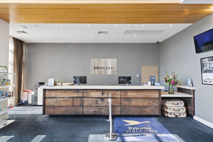 Check-in/check-out kiosk