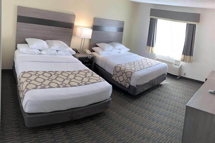 2 Queen Beds (8 of 10)