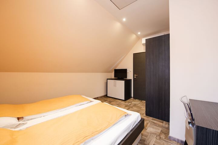 Room 4 of 47