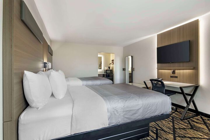 2 Double Beds (3 of 5)