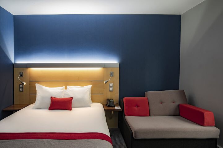 Room 18 of 120