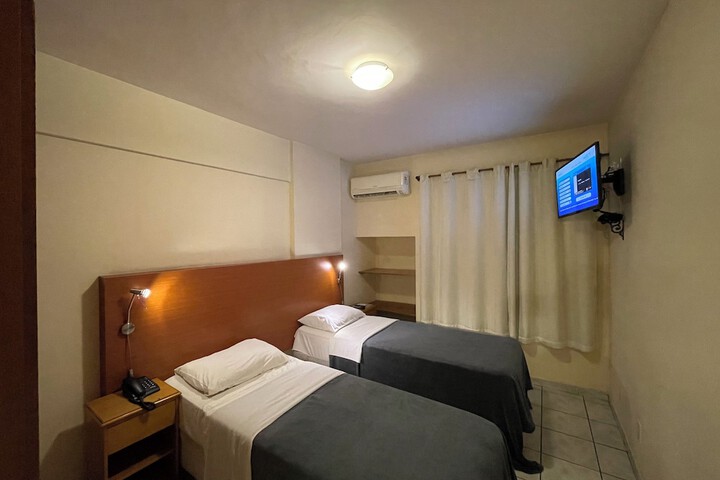 Room 6 of 17
