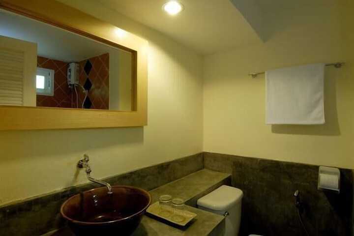 Room 13 of 18