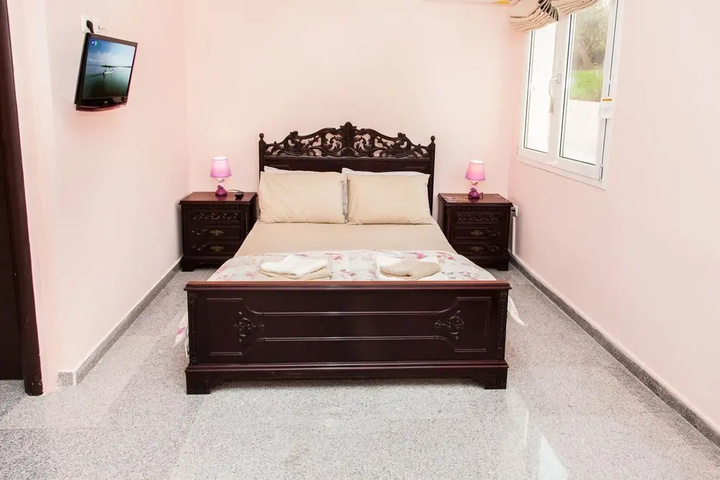 Room 2 of 10