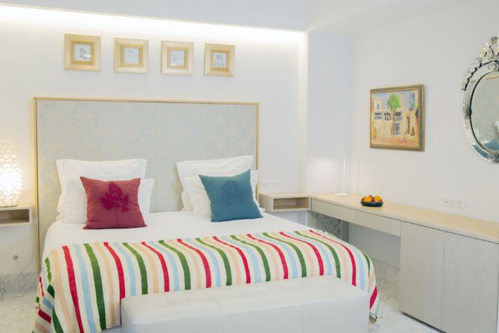 Room 9 of 22