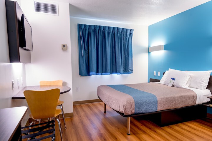 Queen Room Disability Accessible (13 of 23)
