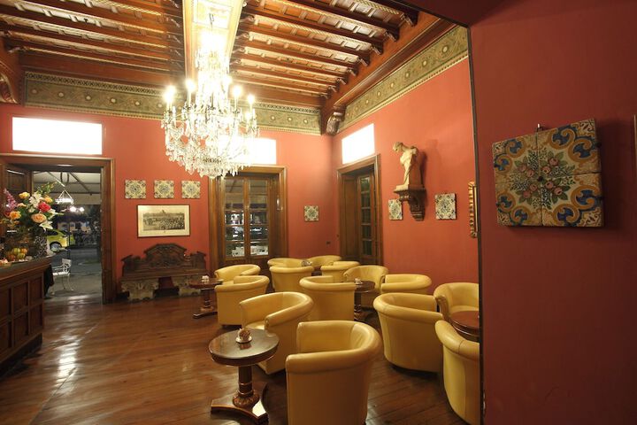 Lounge 32 of 47