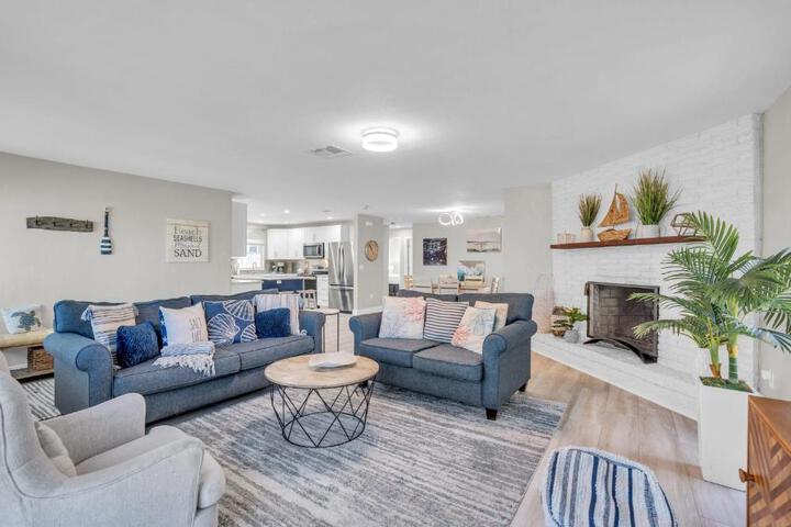 Relax Poolside &  Walk or Bike to the Beach From This Amazing Naples Pool Home! in Naples, FL