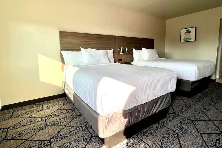 2 Double Beds (11 of 18)
