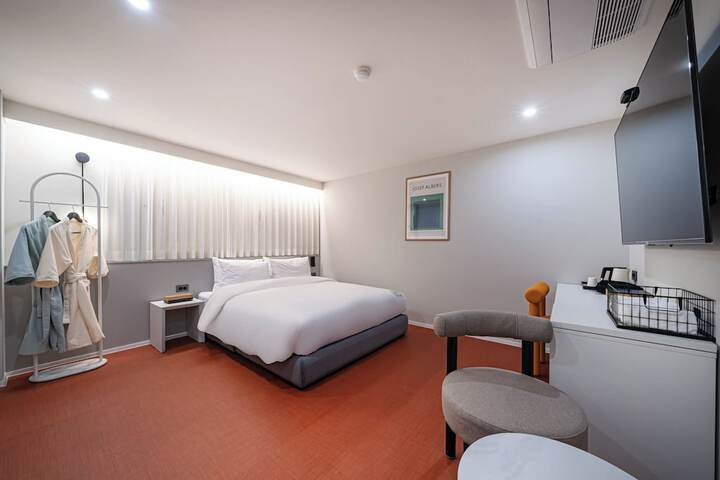 Room 12 of 37