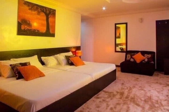 Room 4 of 7