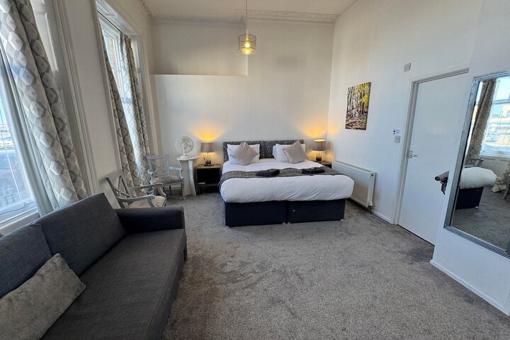 Room 8 of 125