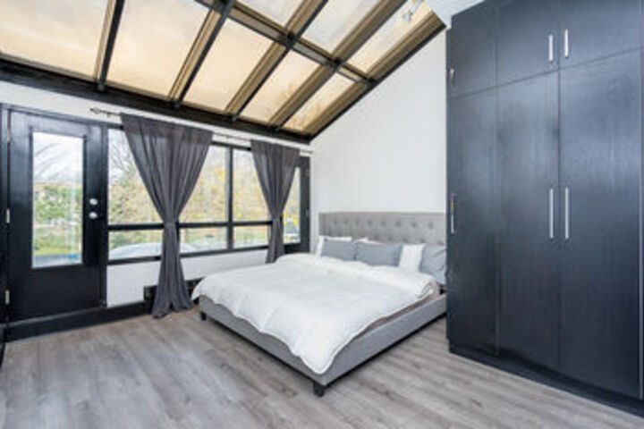 Room 10 of 31