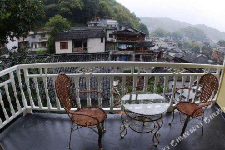 Jiuye Banshan B & B (Phoenix Ancient Town Store)
