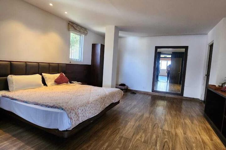Room 4 of 9