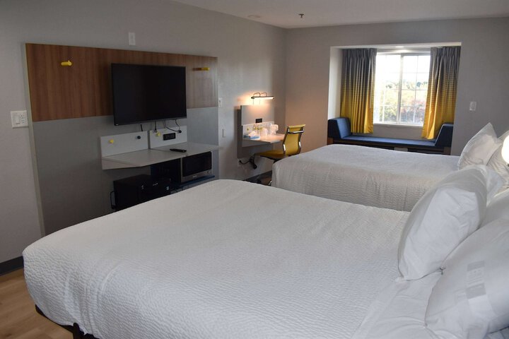 1 Queen Bed Deluxe Accessible Room (16 of 28)