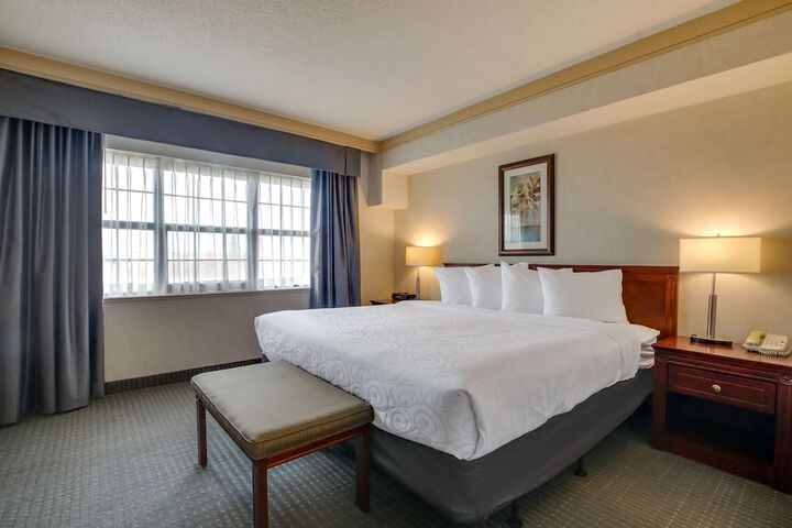 1 King Bed Gretzky Wing Microwave and Refrigerator Sofa Bed High Speed Internet Accessible Full Breakfast (22 of 33)