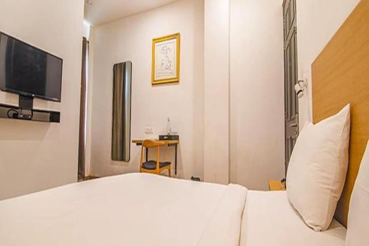Room 7 of 19