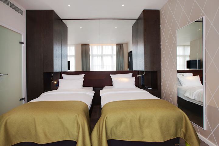 Room 15 of 68