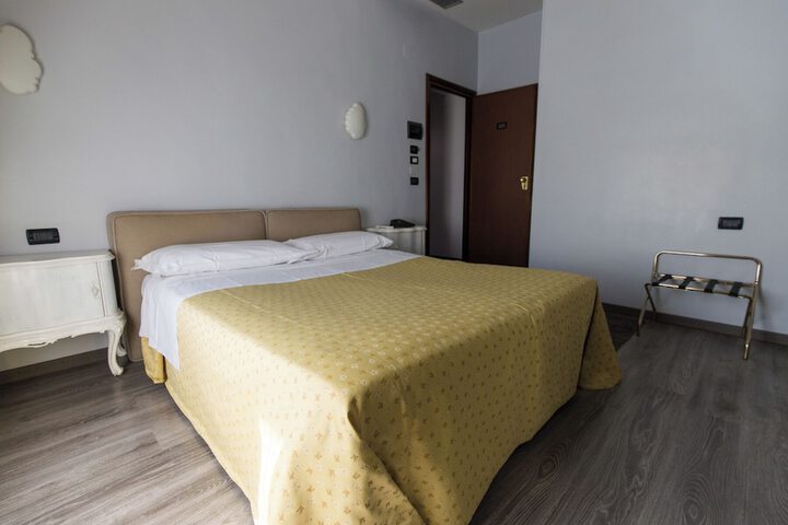 Room 6 of 27