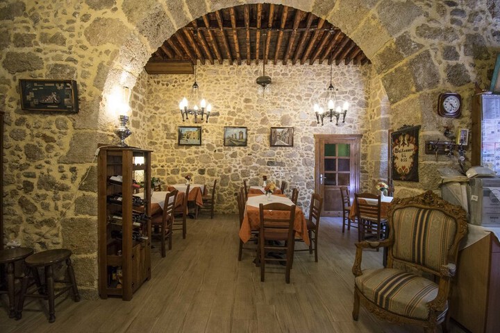 Dining 66 of 68