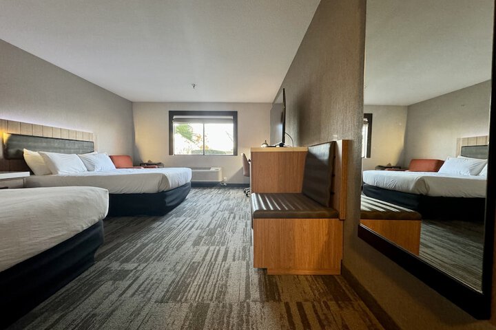 1 Queen Bed (5 of 7)