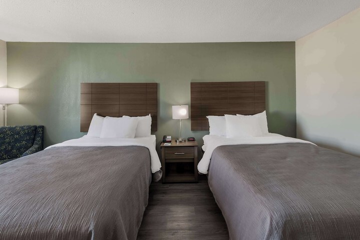 2 Double Beds (3 of 13)