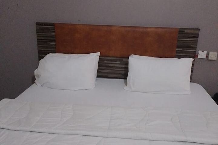 Room 5 of 33