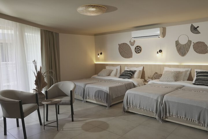 Room 11 of 83