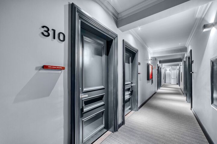 Room 32 of 187